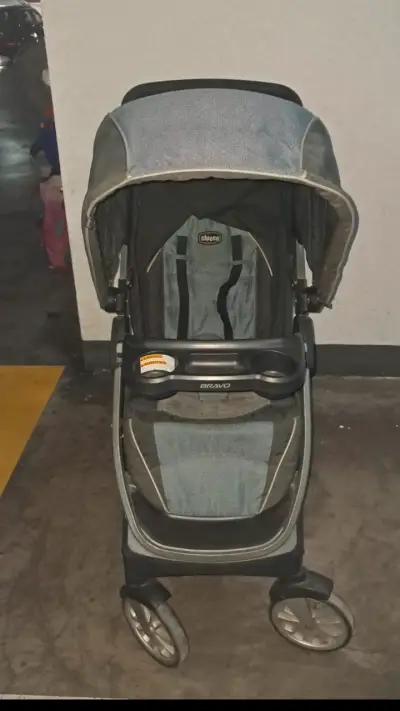 Coche de bebé Chicco gris - miniatura 1