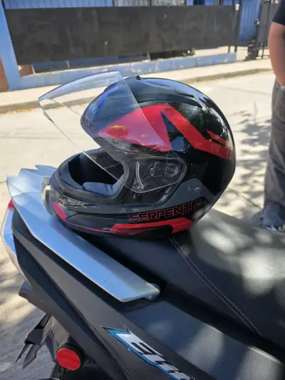 Casco Serpento negro y rojo - miniatura 1