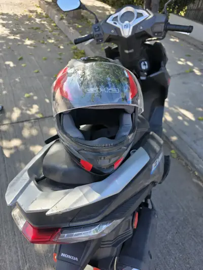 Casco Serpento negro y rojo - miniatura 2