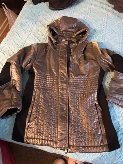Chaqueta con capucha plateada - miniatura 1