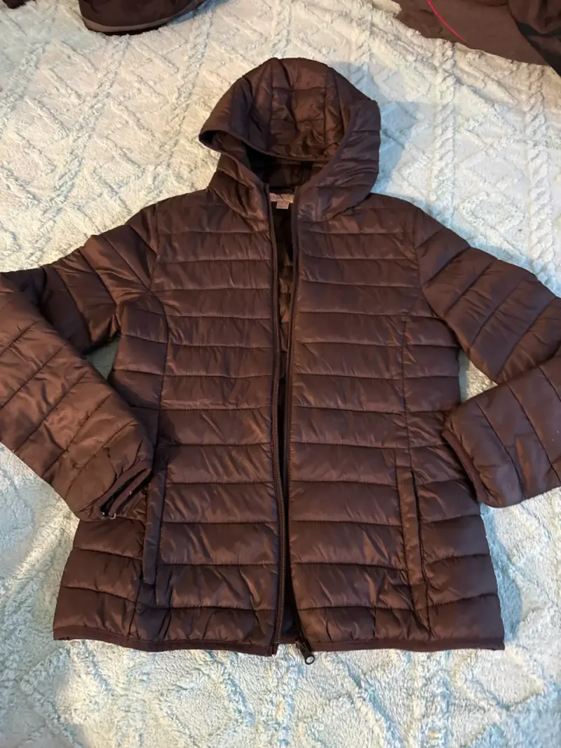 Parka acolchada marrón con capucha - 1