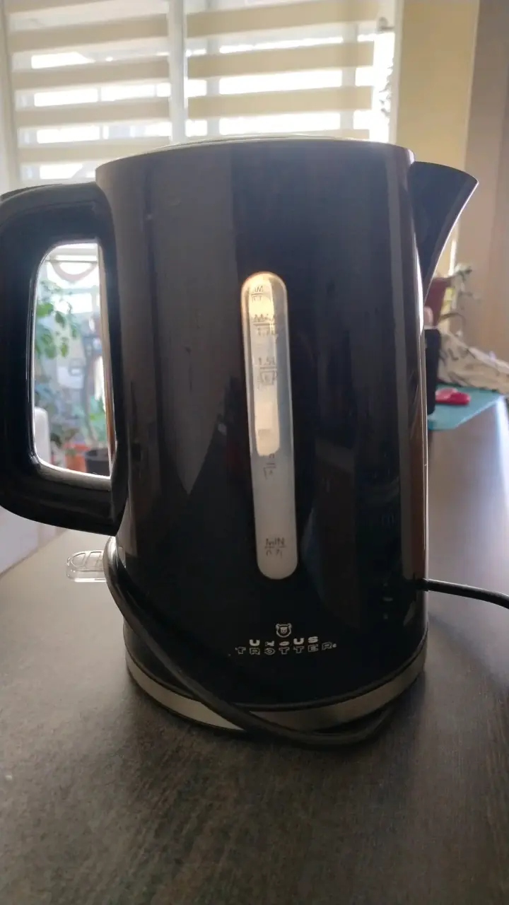 Hervidor eléctrico negro 1.7L