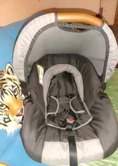 Silla de auto para bebé gris - miniatura 1