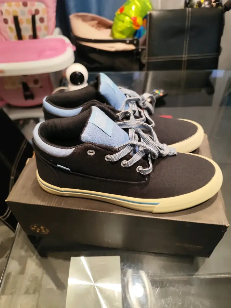 Zapatillas Maui negras con detalles celestes - 1