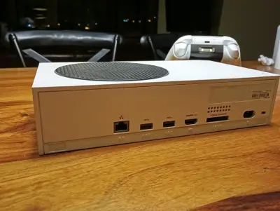 Consola Xbox Series S dos controles+audífonosGamer - miniatura 5