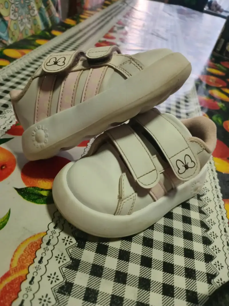 Zapatillas blancas con velcro - 1