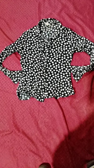 Blusa negra con estampado blanco - miniatura 1
