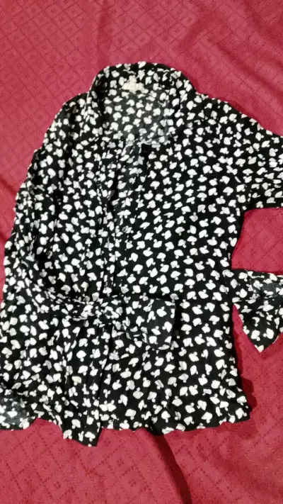 Blusa negra con estampado blanco - miniatura 2