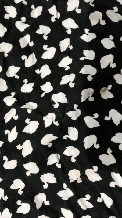 Blusa negra con estampado blanco - miniatura 3