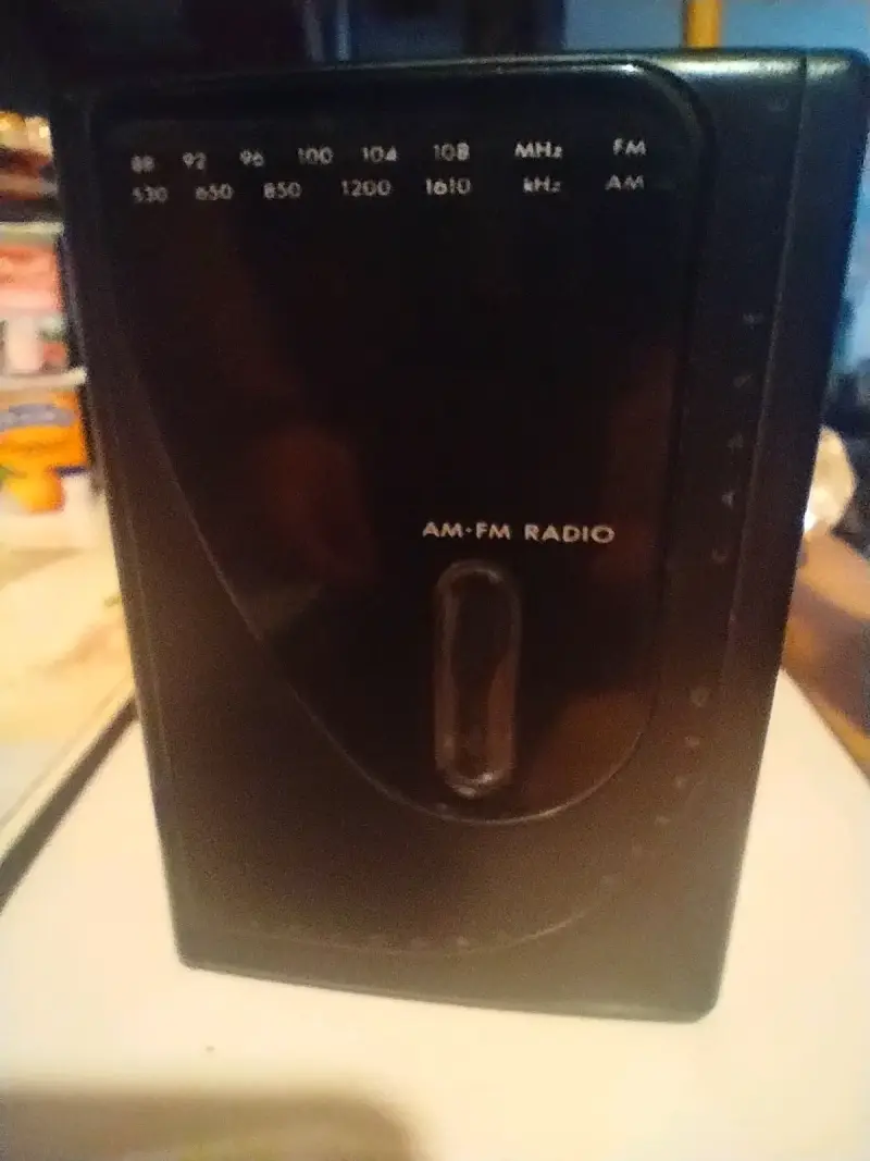 Radio AM-FM portátil negra - 1