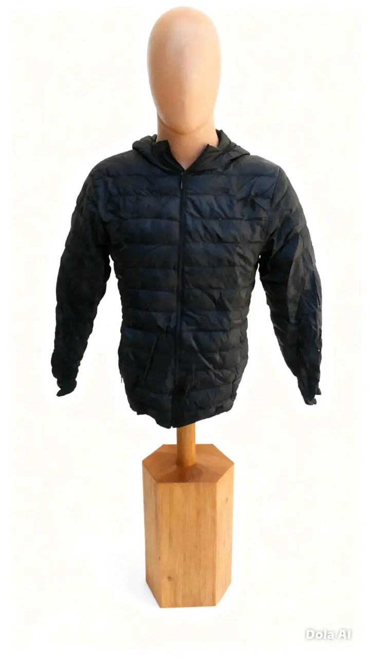 Chaqueta negra de pluma con capucha