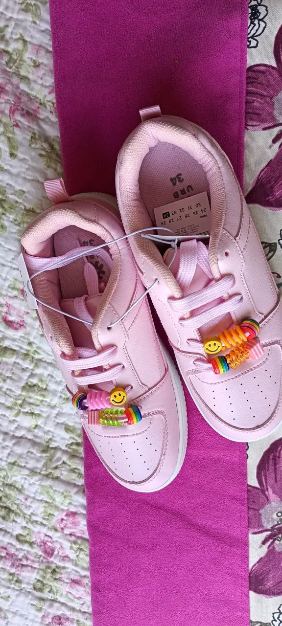 Zapatillas rosadas con adornos