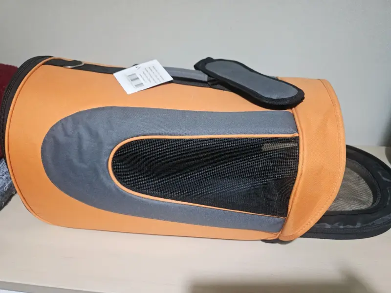Transportadora de mascotas naranja y gris - 1