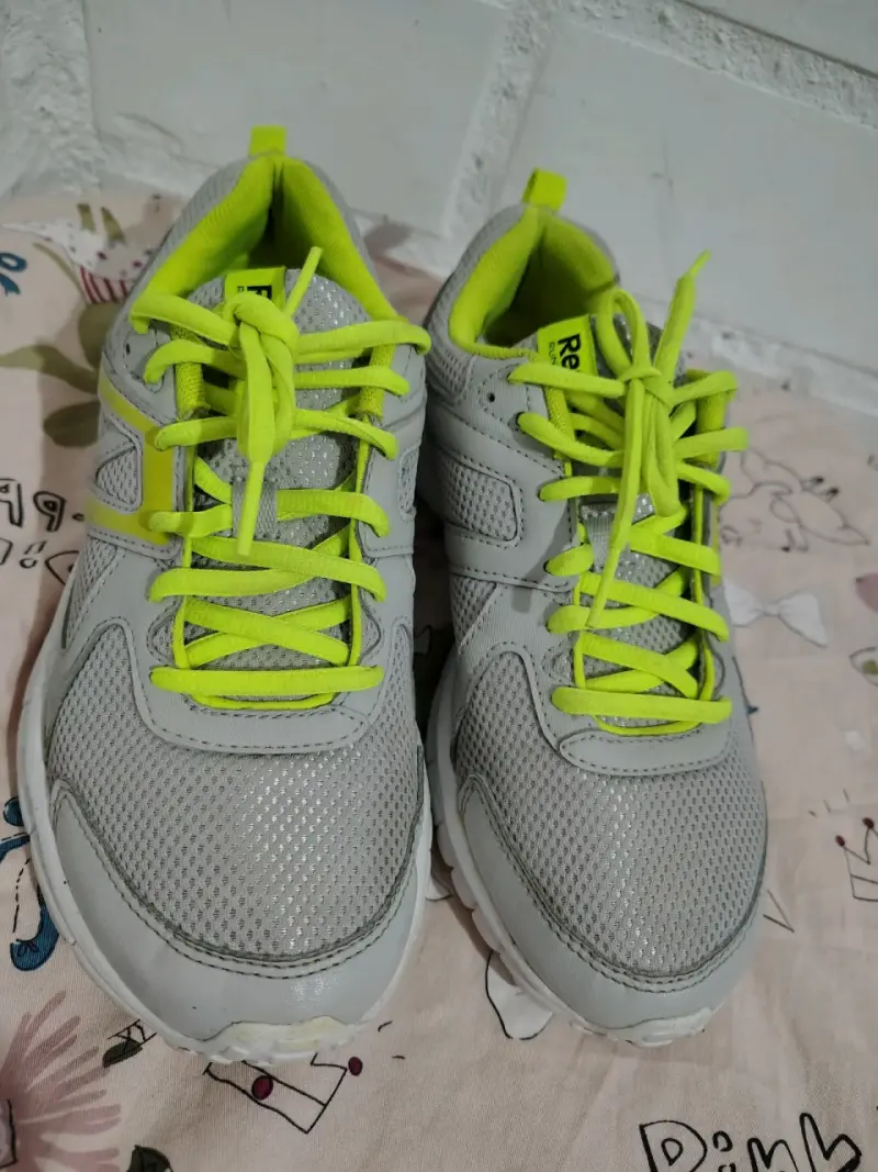 Zapatillas deportivas grises con cordones verdes - 1