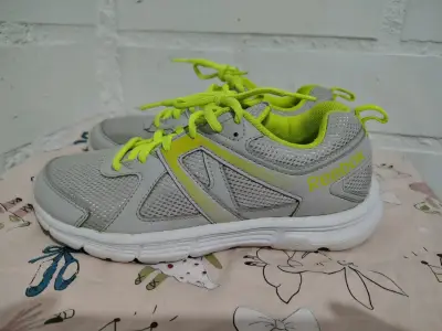 Zapatillas deportivas grises con cordones verdes - miniatura 2