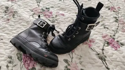 Botas negras niña - miniatura 2