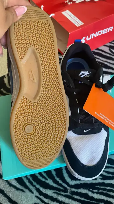 Zapatillas Nike SB blancas y negras - miniatura 1