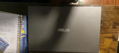 Laptop ASUS usado color gris - miniatura 1