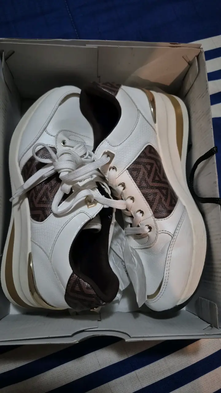 Zapatillas blancas con diseño moderno - 1