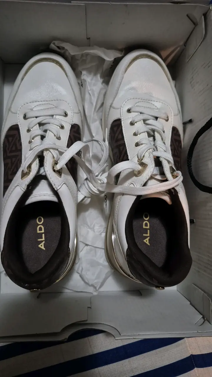 Zapatillas blancas con diseño moderno - 2