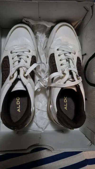 Zapatillas blancas con diseño moderno - miniatura 2