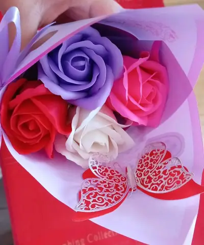 Ramo de rosas artificiales coloridas - miniatura 1