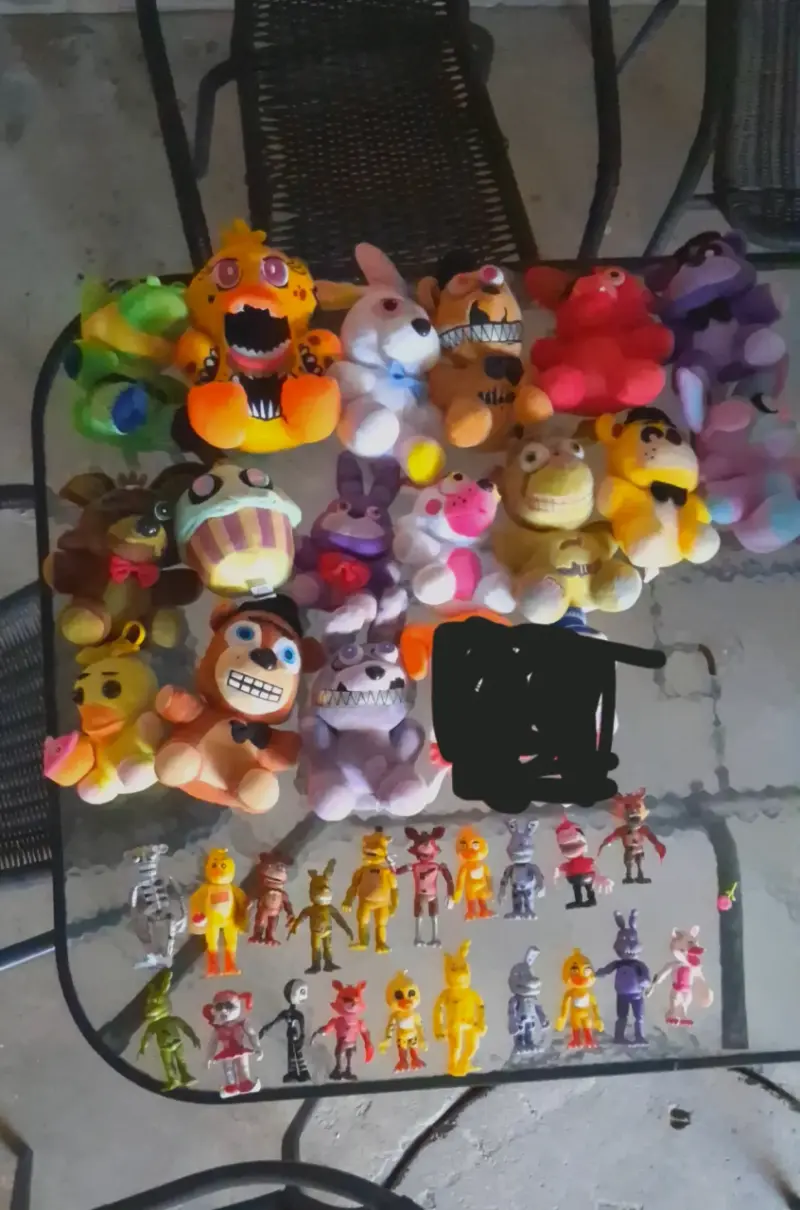 Set de peluches FNAF  y figuras de colección - 1
