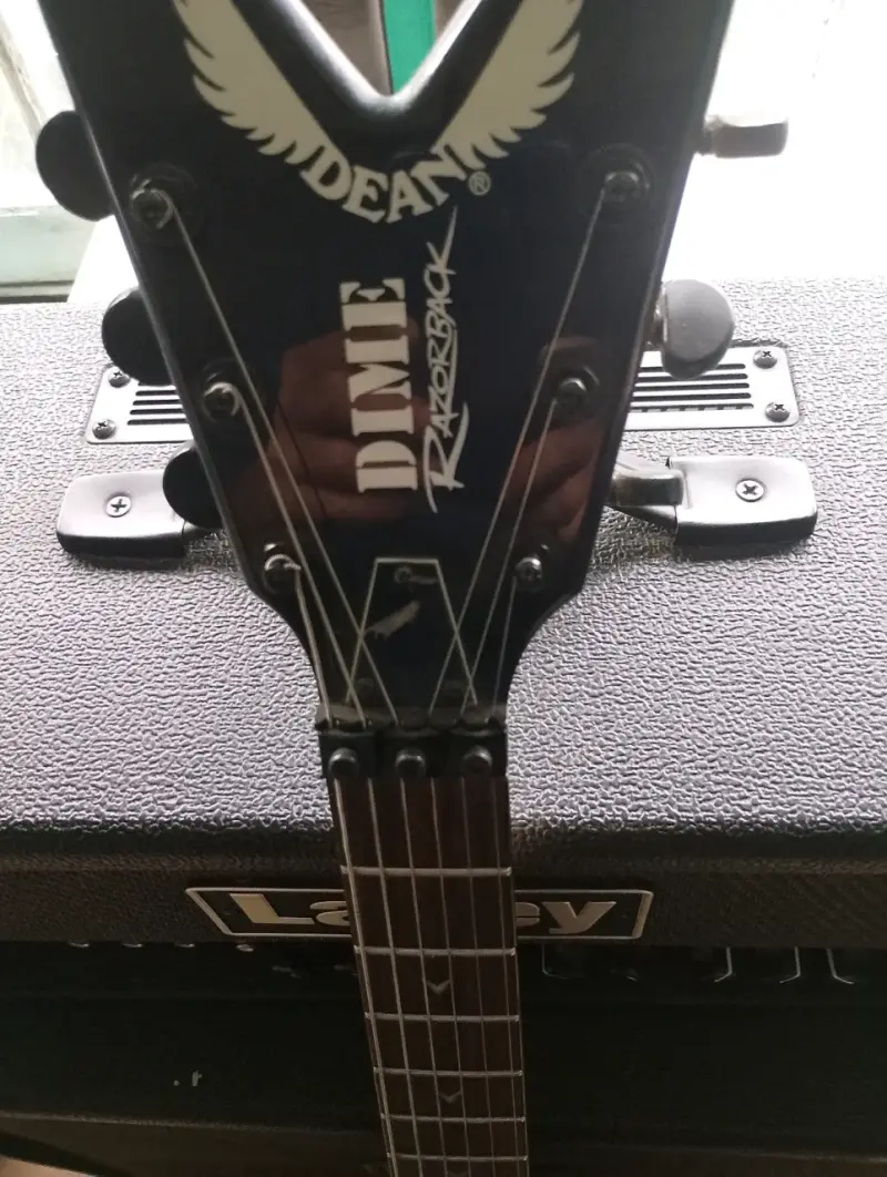 Guitarra eléctrica deam - 2