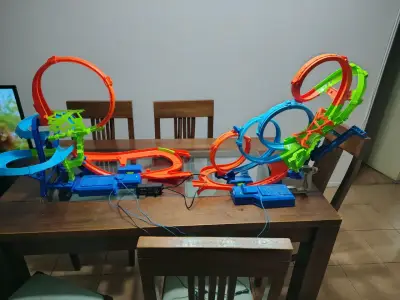 Pista de autos con loops - miniatura 1