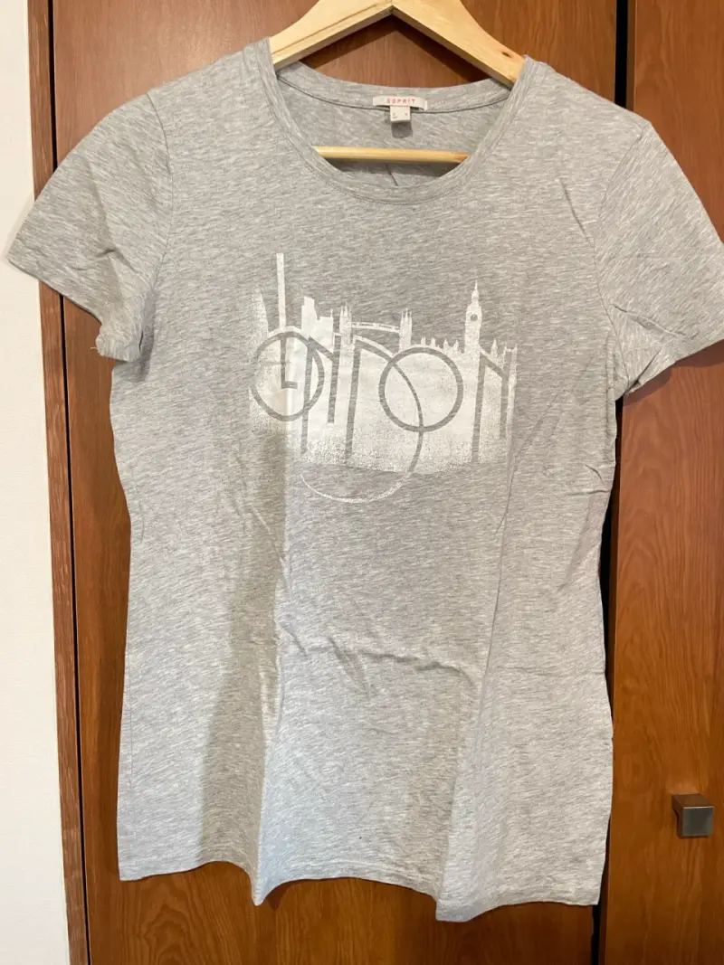 Polera gris con diseño urbano - 1