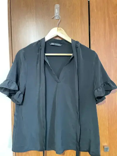 Polera gris con diseño urbano - miniatura 2