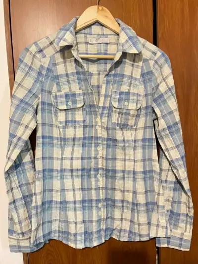 Polera gris con diseño urbano - miniatura 3
