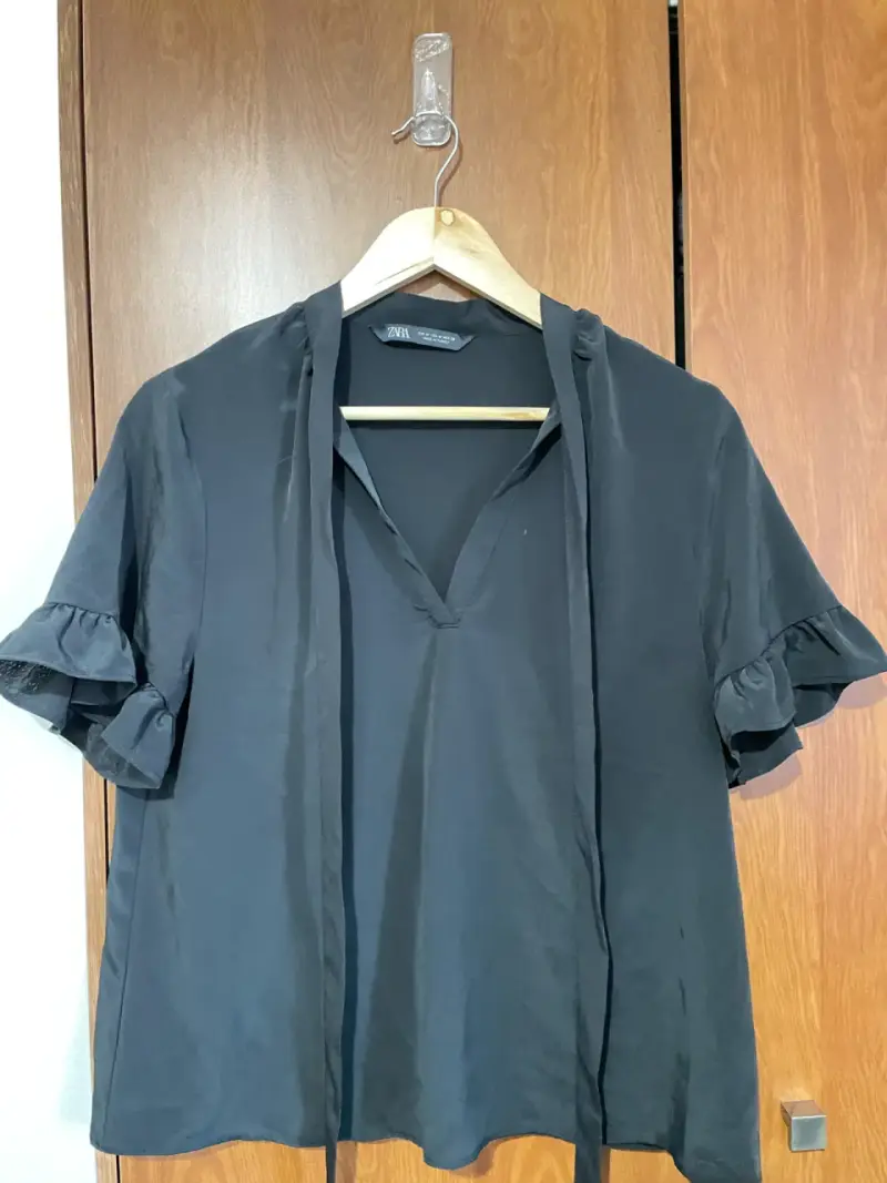 Blusa negra con volados Zara