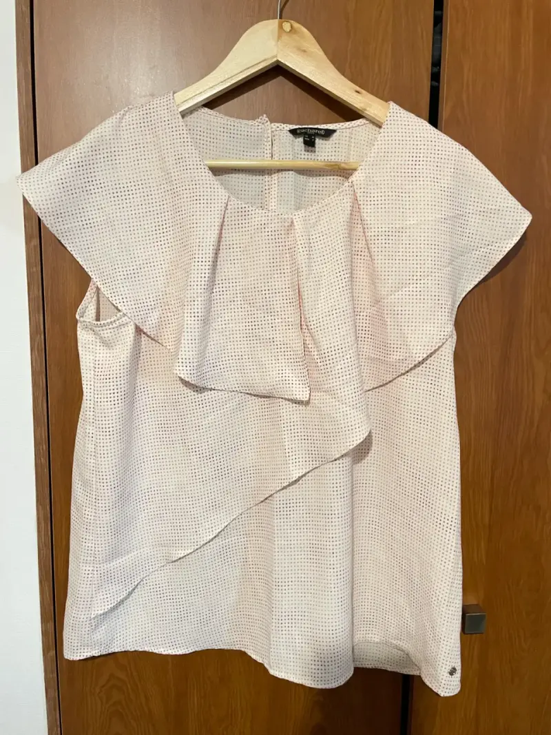 Blusa beige con vuelos