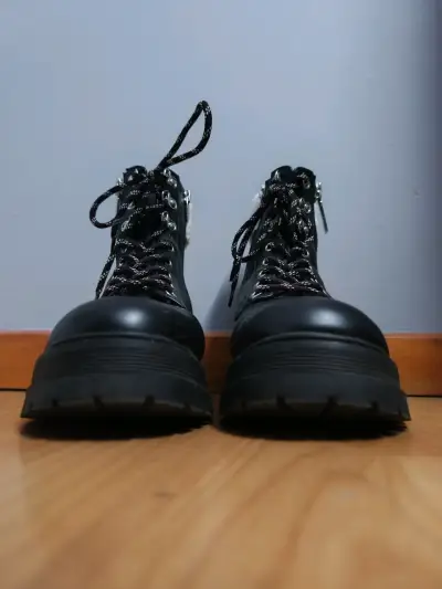 Botines negros con cordones gruesos - miniatura 1