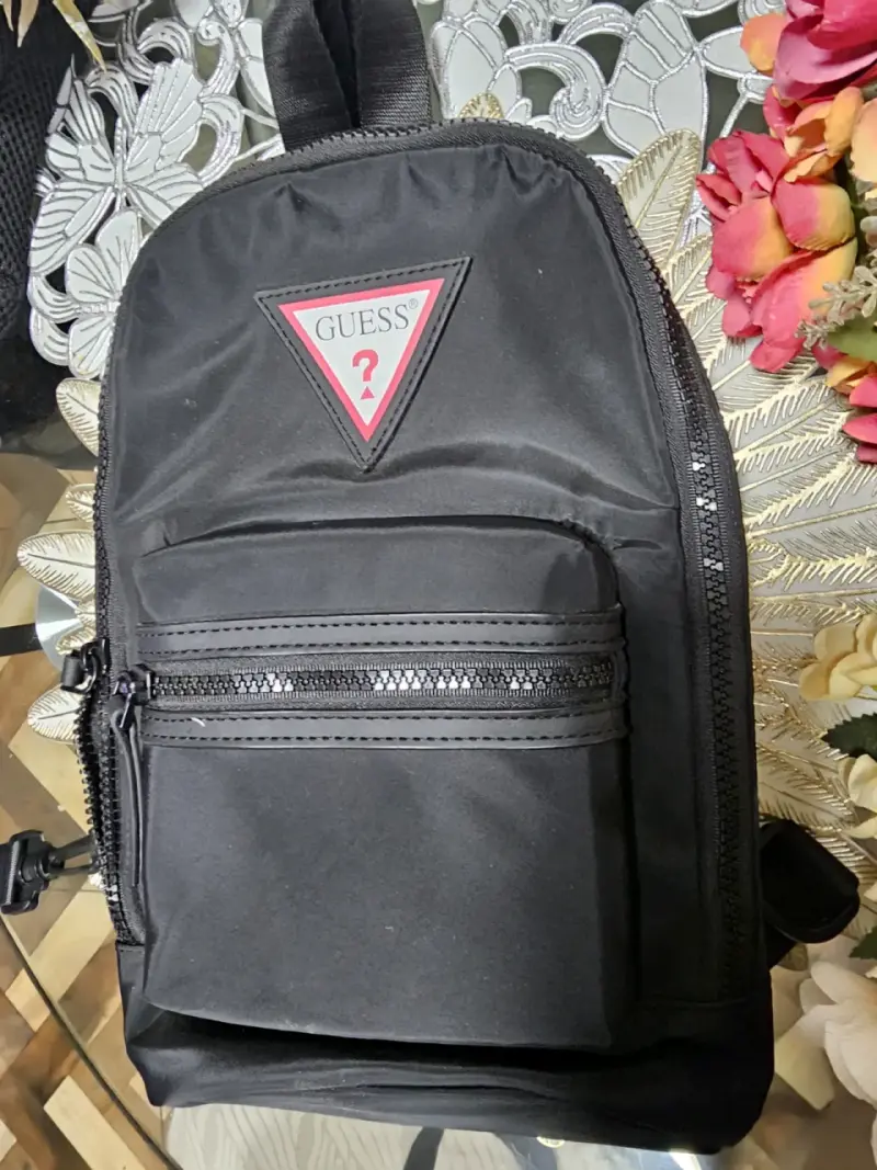 Mochila negra GUESS compacta - 1