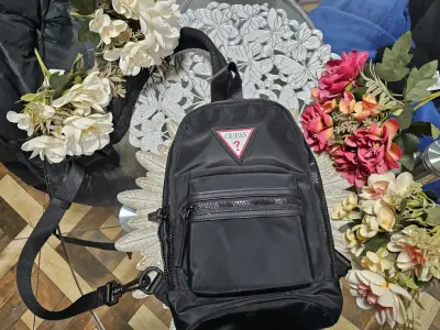 Mochila negra GUESS compacta - miniatura 3