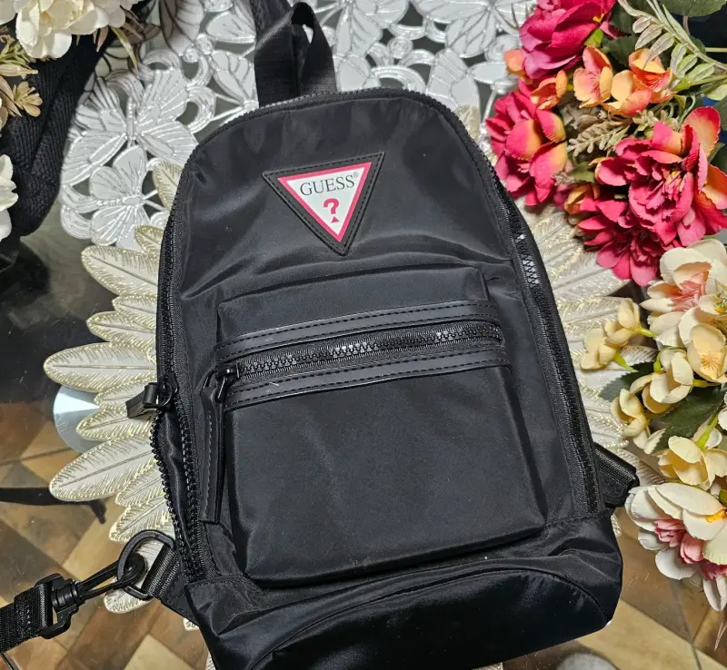 Mochila negra GUESS compacta - 4
