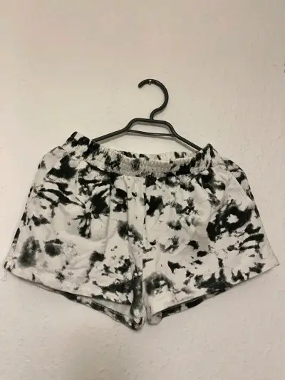 Shorts tie-dye blanco y negro mujer - miniatura 1