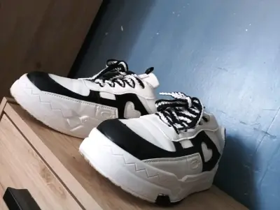 Zapatillas blancas y negras estilo moderno - miniatura 1