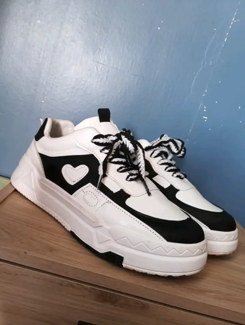 Zapatillas blancas y negras estilo moderno - 2