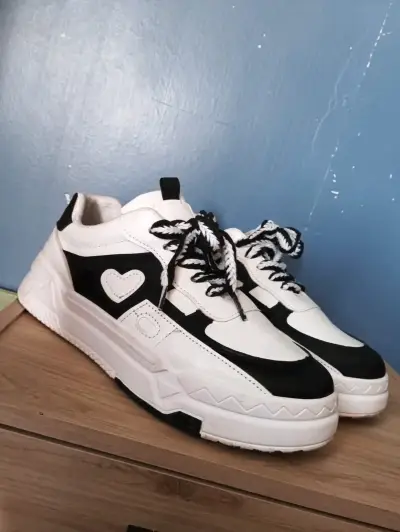 Zapatillas blancas y negras estilo moderno - miniatura 2