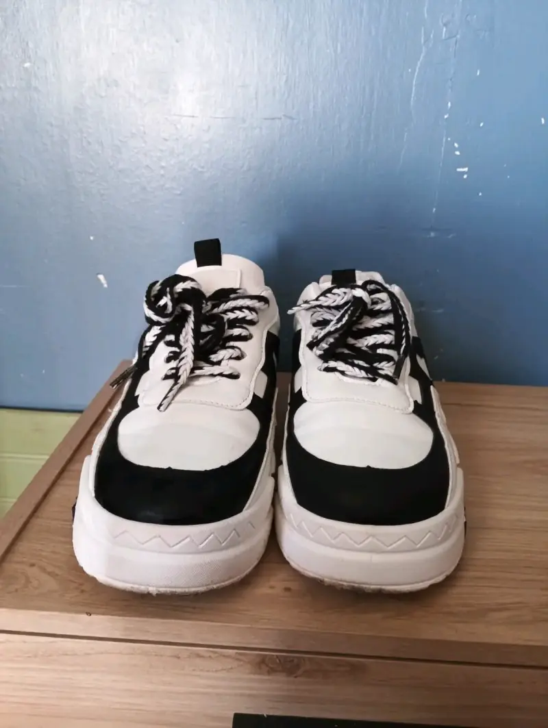 Zapatillas blancas y negras estilo moderno - 3