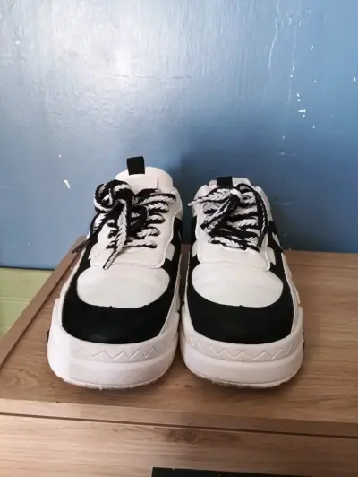 Zapatillas blancas y negras estilo moderno - miniatura 3