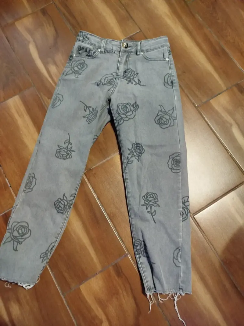 Jeans grises con diseño de rosas - 1