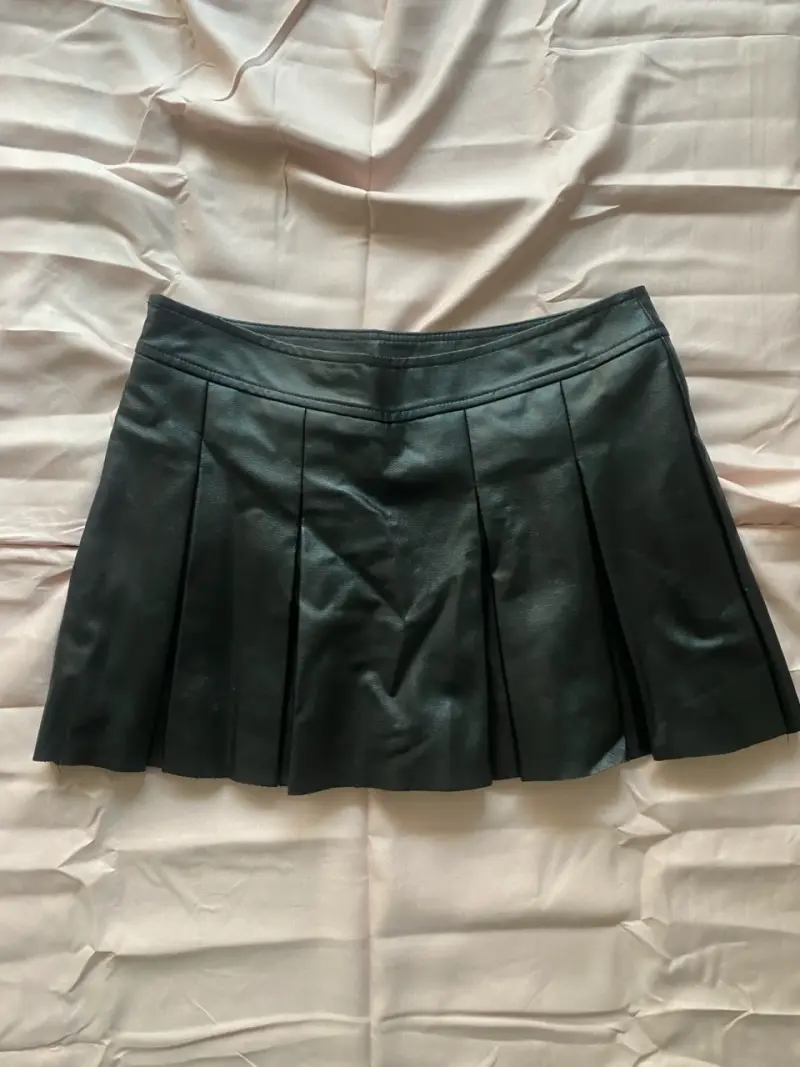 Falda negra plisada