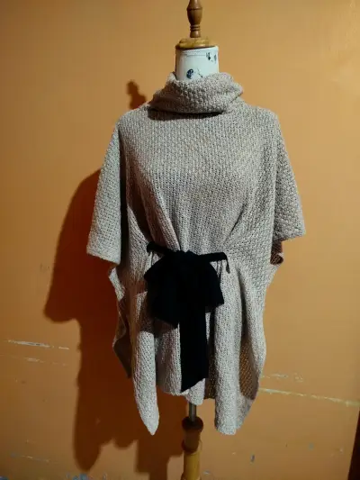Poncho tejido con cuello alto - miniatura 1
