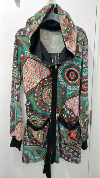 Chaqueta con capucha estampada - miniatura 1
