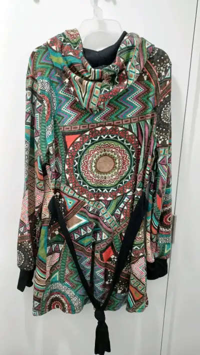 Chaqueta con capucha estampada - miniatura 2