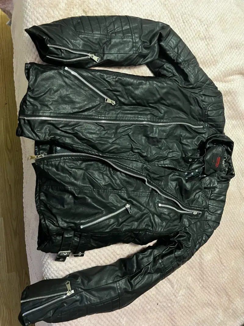 Chaqueta negra de cuero con cierres - 1